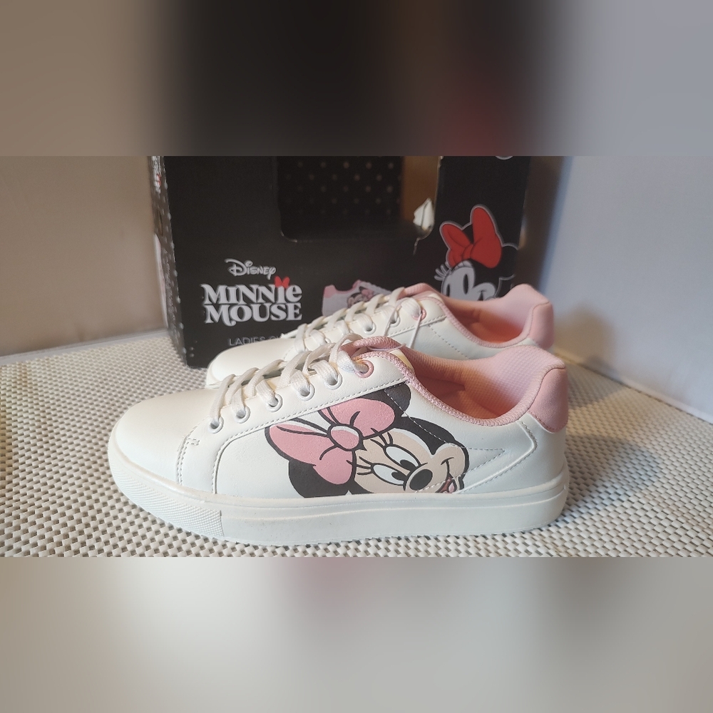 Disney Minnie Mouse Women's Size 9 Character Sneakers White/Pink NWT